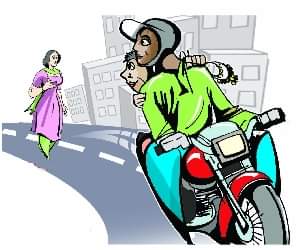 gold chain snatching with woman doctor